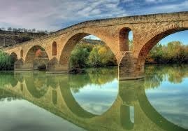 Puente medieval en la etapa de Puente de la Reina a Estella, Camino de Santiago Francés